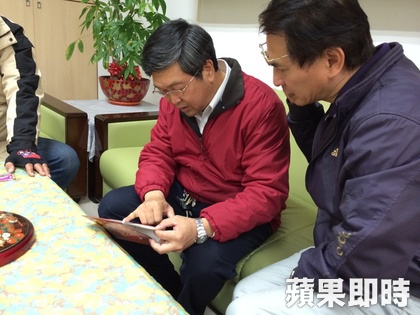 金門縣金寧鄉長陳成勇仔細查看出錯的行事曆賀年卡。王中聖攝