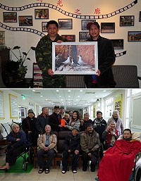 春節腳步接近,為感謝防區官兵弟兄對地方事務的協助,議長陳貴忠昨天專程前往馬防部向指揮官陳曉明(上圖左一)拜早年,並致贈特別設計「神話之鳥」黑嘴端鳳頭燕鷗大幅相片;之後前往大同之家拜訪老人家們及致贈加菜金。(圖/文:曹重偉)