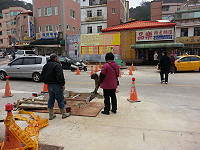 山隴春節牌樓基座工程基礎孔道已完成,並已回填,車輛行經仍須減速。(圖/文:宋志富)