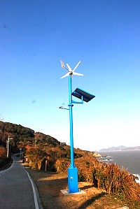 經濟部補助縣府今年於南竿及東莒等地裝設11盞風光互補路燈,提供往夫人村等路段夜間照明,並減輕對台電依賴。(圖/文:邱竟瑋)