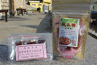 　古早味手工地瓜糖上市！業者今年換包裝不僅更精緻，食用起來也小巧。（圖／文：林冰芳）