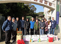 　農曆春節將近，台灣電力公司馬祖區營業處及珠山發電廠特別聯合舉辦關懷獨居老人公益活動，會同多位民代及村長前往問候榮民之家及多位獨居老人，並致贈保暖絨毛棉被、枕頭、手套等保暖禮品。（圖：台電馬祖區營業處提供）