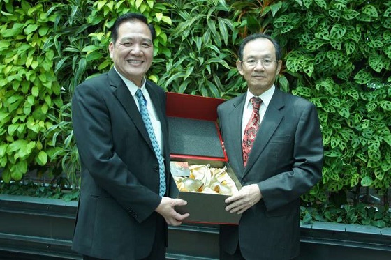 新竹市長許明財(左)觀摩星國填海造地及港埠事業,贈紀念品感謝駐星台北代表處。(圖/大成報)