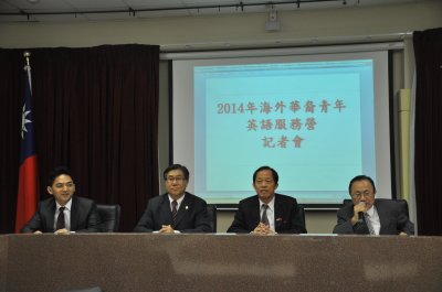 丘昌生(右二)、莊博智(左一)等為青年營活動做說明。(記者張越/攝影)