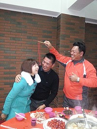 在西莒工作的台籍新郎李振宗、雲南新娘謝麗辦桌宴請鄉親,田澳村長林順雄開心逗新人「戲猴」(馬祖話、鬧洞房之意),逗得全場哈哈笑。(圖:陳曉婷提供)
