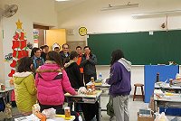 　大考送溫情，縣長楊綏生、馬中家長會長謝承秋昨前往馬祖高中致贈慰勞金，以採買食品給辛苦應戰的馬祖學測考生。（圖：縣府教育局提供）