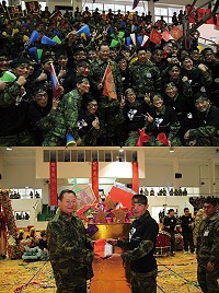 (上圖)陸軍司令李翔宙上將與馬防部指揮官陳曉明中將與冠軍隊伍混砲連合影留念。(下圖)陸軍司令李翔宙上將親自頒發「創意隊呼總決賽」冠軍加菜金。(圖/文:林廷宇)