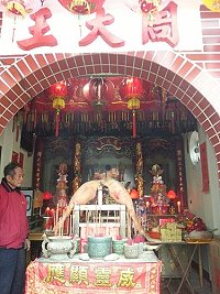田澳境周大王壽誕備置豐盛拜品,長老在張羅壽誕工作。(圖:周大王廟委會提供)