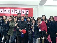 春節前夕,姐姐妹妹大團圓,裝扮「水噹噹」參與尾牙聯誼會。(圖:婦女會西莒分會提供)