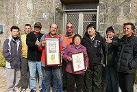 　年節將近，馬祖嶺南宗親會由理事長陳天興率多位理監事特別前往向族親們拜早年，另為了對宗親會內大老、前輩們表達敬意，特別製作精美「感謝牌」，以表彰鄉賢族親們對宗親會的心力付出。（圖：南竿鄉民代表陳其平提供）