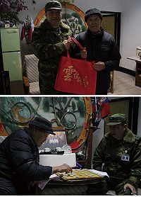 (上圖)陳指揮官前往榮民之家探視榮民伯伯。(下圖)陳指揮官與榮民伯伯下象棋,並關切身體健康狀況。(圖/文:呂則賢)