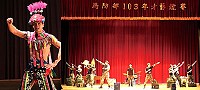 (上圖)兩棲連以熱力四射的原住民舞蹈參演。(下圖)馬防部「103年才藝競賽」17日於山隴介壽堂熱鬧登場,由馬防部政戰主任文天佑少將親自主持。(圖/文:林廷宇)