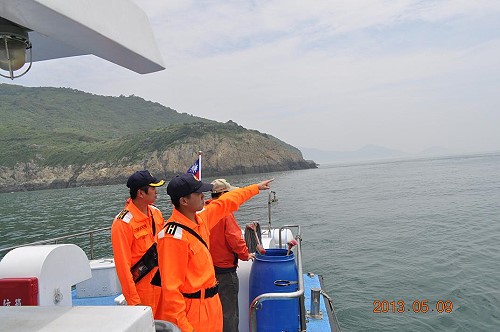 海、岸巡前往無人島礁等地實施聯合查緝，防止非法炸魚恣意侵害馬祖漁業環境。（圖：馬祖海巡隊提供）