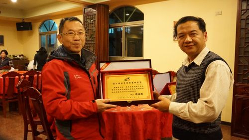 北竿鄉公所、鄉代會歡送北指部政戰主任黃鍾昌，鄉長周瑞國致贈北竿鄉榮譽鄉民證。（圖／北竿鄉公所）