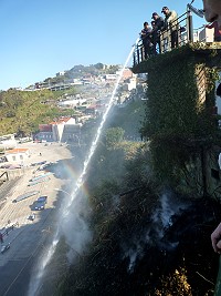 　東引「白馬尊王廟」附近山坡發生火警，警義消迅速救火，阻止火勢蔓延。（圖／文：陳其敏）