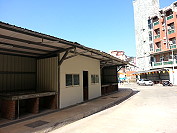 山隴臨時市場零售攤位公開出租,為開放式鐵皮建築,每間攤位內有2座水泥攤檯。圖為承租者加裝門窗。(圖:本報編輯部)