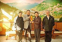 北竿中山國中校長王花俤2月1日退休,昨天獲縣府表揚並頒發30年服務獎章,縣長楊綏生肯定其耕耘馬祖教育,以及對地方文史研究的貢獻。(圖/文:邱竟瑋)