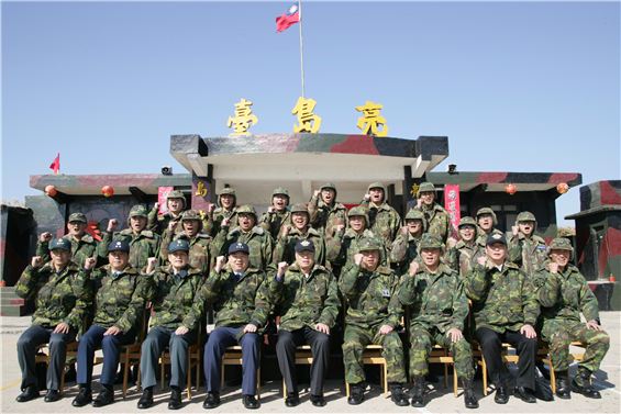 國防部長嚴明22日前往亮島,慰勉官兵戰訓辛勞並合影留念。(軍聞社記者李一豪攝影)
