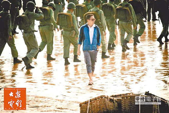 大陸《大眾電影》雜誌向《軍中樂園》劇組索照,劇組只願提供豆導工作照,稱首張劇照要給台灣。(翻攝自騰訊娛樂)