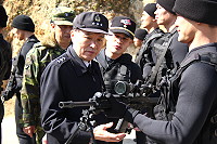 　高總長前往兩棲連實施視導，了解戰備、訓練概況，並對單位武器裝備保養與訓練成果，深表肯定。（圖／文：呂則賢）