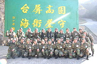 　陳指揮官慰問高登守備隊，與守備隊官兵開心合影。（圖／文：林廷宇）