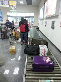 立榮航空南竿朝採取先載送旅客行李至輸送帶區,讓旅客提早拿到。(圖:本報編輯部)