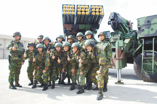 陸軍6軍團雷霆兩千火箭營,都由志願役人員組成,左為女連長卓黛玲上尉。( 圖/聯合報程嘉文)