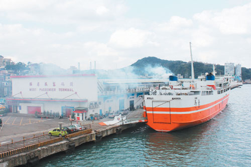 基隆港近巿區,燃燒柴油的各式船舶在開靠時都會產生或多或少的排煙問題,影響空氣品質。 記者牟玉珮/攝影