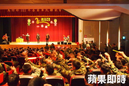 馬防部103年春節軍民聯歡會,由部隊、民間參與節目演出,贏得熱烈迴響。(圖/馬祖記者胡依北攝)