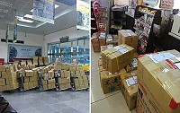 南竿航空站出動人力維持大批陳高妥適放置處暨超商宅配受理1箱箱堆積年貨,除了整箱陳高外,多是蔬菜三寶、魚製品。(圖:摘自臉書、本報編輯部)