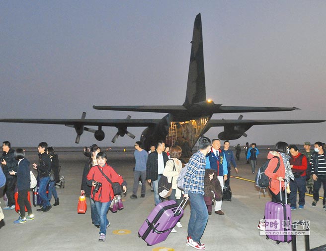 國防部派遣C130軍機,協助疏運金門旅客返鄉過年。(李金生攝)