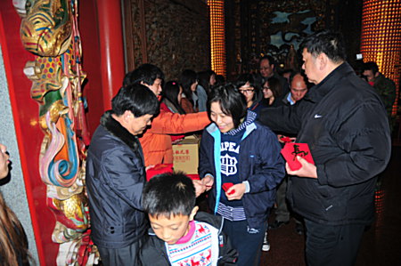 馬祖境天后宮除夕「搶頭香、送金幣」活動人氣旺,今年吸引約600位善男信女參加;縣長楊綏生、立委陳雪生、指揮官陳曉明等到場主持開宮門儀式,並向排隊民眾拜年。(圖/文:曹重偉)