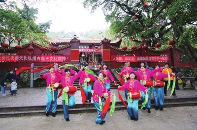 山隴、東引白馬尊王祖廟的福州市鼓山區鱔溪村白馬王廟村民在福州名勝古蹟白馬王廟前歡慶佳節
