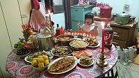 傳統年俗,天公、地主、祖先(公婆嬤)這3場祭拜儀式必備,供桌上擺放豐盛祭品形式,焚燒紙箔,祈佑闔府平安、順心如意。(圖/兩岸特產店)