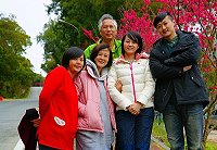 陳卲玥(圖右1)全家合照是家中最小,姐姐陳筱琪(前右2現為連江縣立醫院醫師)。(圖:陳元利提供)