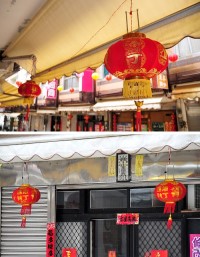 大年初七,地區民家還保有「初七上彩暝」的傳統習俗,主要用意就是慶祝「家有喜事」,大紅燈籠上寫著「添丁」、「進財」等字語,讓觀光客驚艷於馬祖民間的點燈祈福文化。(圖/文:曹重偉)