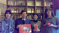 縣長楊綏生昨前往新店邀請前電影紅星龍君兒(右二)來馬擔任今年「名人講座」嘉賓。(圖:連江縣政府提供)