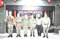 莒指部朱將軍為感謝春節防區夜間衛哨弟兄堅守崗位的辛勞,致贈春節慰問金,期勉官兵,要忠誠履行軍人職責,秉持「一人守衛,萬軍平安」的精神,守衛營區安全。(圖/文:梁漢祥)