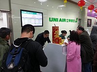 加班機+頭班機現場報到旅客不高,補位者補上2班以後獲得紓緩。(圖:本報編輯部)
