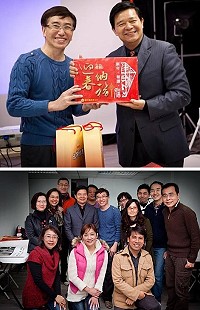 縣長楊綏生拜訪知名攝影藝術家張宏聲,回贈馬祖特產,並力邀來馬祖參訪及個展及縣長與張宏聲工作室人員合影。(圖:曹瑞芳提供)