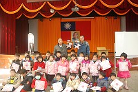 　縣府交通局新春出擊，前往各公、私立幼兒園發送馬年燈籠，宣導交通路權概念與酒後不開車，希望能藉由幼兒親情的提醒，使孩子的父母遵守規範、平安返家。（圖／文：邱竟瑋）