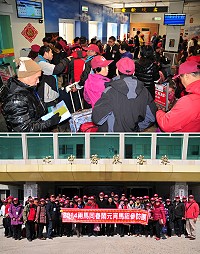 為營造「兩馬同春鬧元宵」熱絡氣氛,今年組團赴馬尾參加盛大的馬尾燈會及點燈儀式;馬祖參訪團一行120多人在副縣長陳敬忠帶領下,搭乘「閩珠二號」專程前往馬尾,團員們都是興緻高昂;縣長楊綏生行前特別到場向鄉親致意。(圖/文:曹重偉)