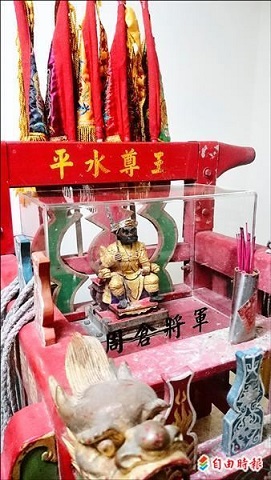 北竿白沙境平水尊王廟派出周倉將軍參加台南市鹽水蜂炮,輦轎和周倉爺神像12日駐駕鹽水武廟。(圖/自由時報)