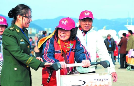 2月11日,參加第十二屆“兩馬同春鬧元宵”活動的300名馬祖鄉親乘坐“閩珠二號”和“金龍”輪抵達福州馬尾港客運碼頭,參加“兩馬同春鬧元宵”聯歡活動。未來三天,他們將和馬尾的同胞們用歌舞和燈會等活動共同慶祝元宵佳節。 2008年,“馬尾馬祖元宵節俗”列入國家級非物質文化遺產名錄。 圖為福州邊檢站民警在為前來參加“兩馬同春鬧元宵”活動的馬祖鄉親們提供服務。 (新華社發)