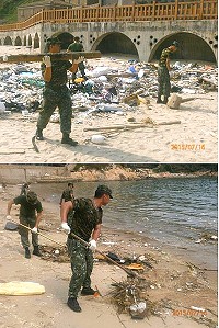 馬防部官兵清理沙灘上廢棄物,還給復興村一個美麗乾淨的海灘。(圖/文:龍佳勝)