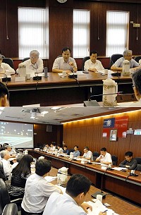 國發會20日召開縣府提報舊「臺馬輪」留用東引航班及霧季支援台馬補貼新興計畫審查會,縣長劉增應、議長張永江、立委陳雪生等出席說明。(圖:立委陳雪生國會辦公室)