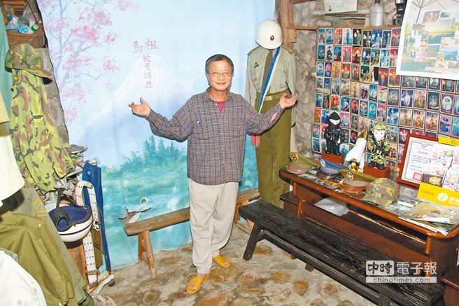 馬祖南竿夫人村「夫人咖啡館」老闆葉子長過去從事照相工作,店內滿滿都是軍人的照片。(葉書宏攝)