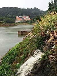 　連續兩天降雨挹注水庫，但降雨量依舊不足解除地方乾旱，圖為珠螺集水池匯集地面水後，抽回勝利水庫。（圖／文：馮紹夫） 
