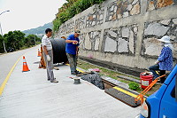　有線電視系統業者進行北竿環島光纖幹線佈放作業，大幅提升全島各村收訊品質。（圖／文：陳鵬雄）