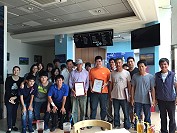 東湧社區發展協會致贈感謝狀予地區廠商,感謝其支持贊助暑期工讀計畫。(圖:東湧社區發展協會提供)
